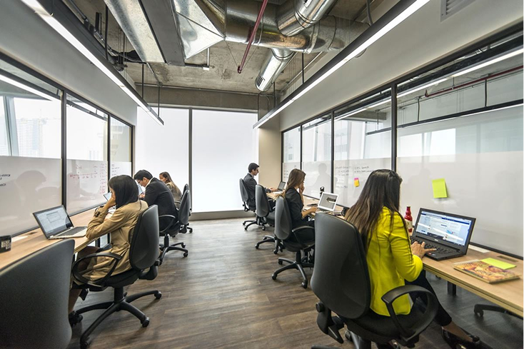 Equipo trabajando en proyecto arquitectónico